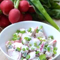 Sałatka z paluszkami surimi i rzodkiewką – to szybka i prosta sałatka do grilla i nie tylko