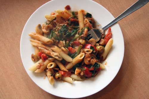 Pasta ze szpinakiem w sosie pomidorowym