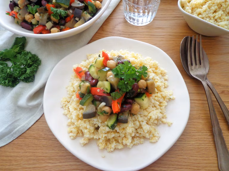 Aromatyczne ratatouille z kaszą jaglaną, ciecierzycą i czerwoną fasolą