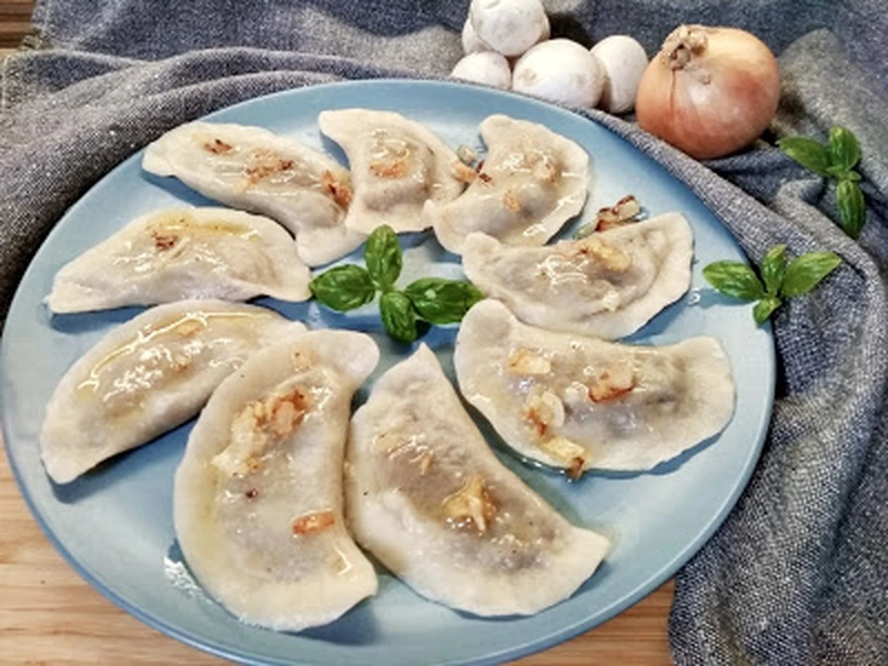 Pierogi z pieczarkami i serem żółtym