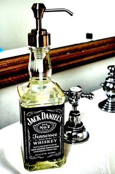 Świetnie wyglądający dozownik do mydła wykonany z butelki po whisky