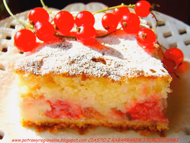 CIASTO Z RABARBAREM I CZERWONĄ PORZECZKĄ NA MAŚLANCE