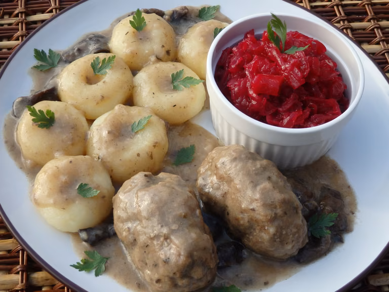 Roladki z mięsa mielonego w sosie grzybowym