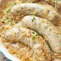Biała kiełbasa pieczona w cebuli