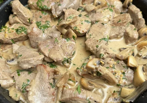 Polędwiczki w sosie musztardowym z pieczarkami