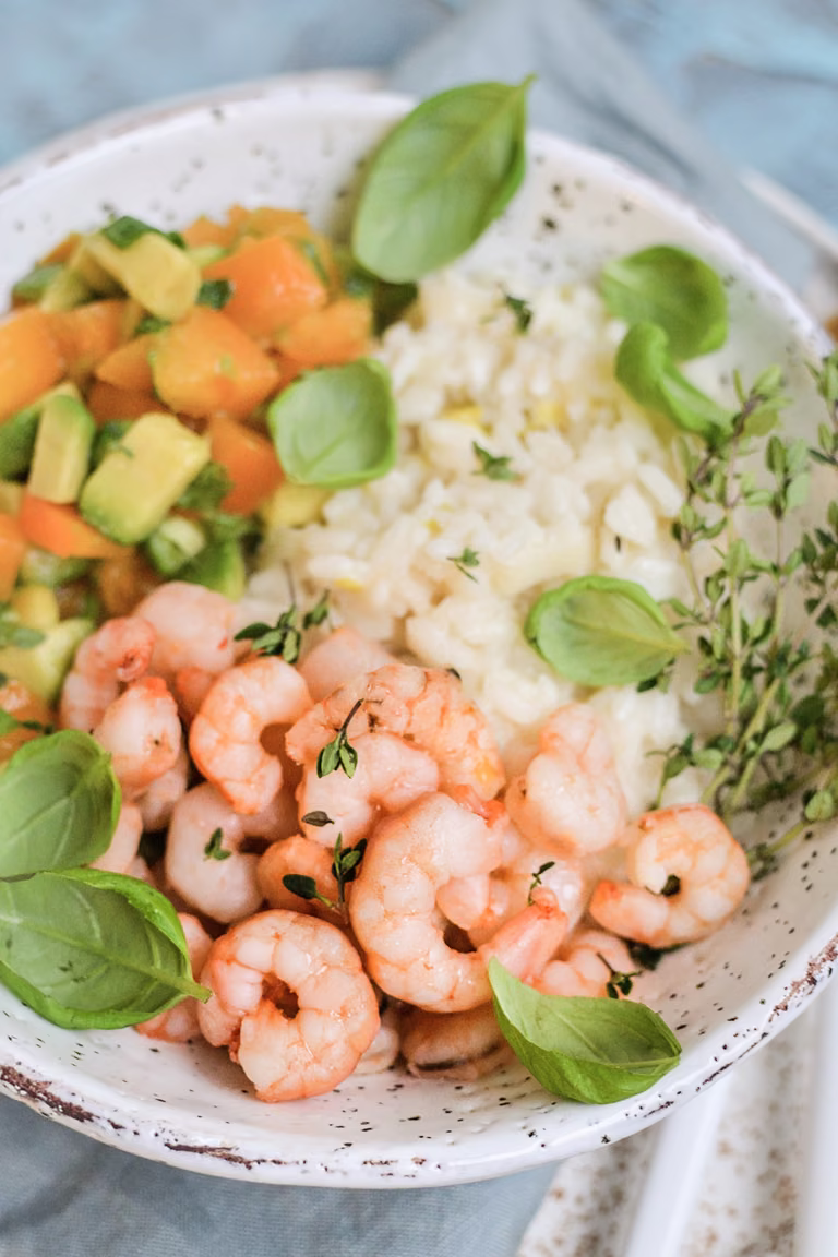 PRZEPIS NA POROWE RISOTTO Z KREWETKAMI I SALSĄ Z AWOKADO I POMIDORA