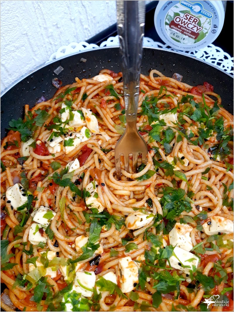 Spaghetti w paprykowo-pomidorowym sosie z serem owczym od Owcza Kraina
