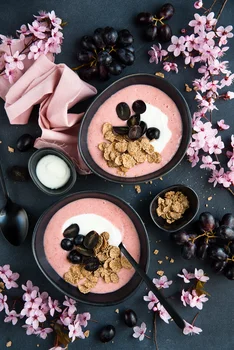 Truskawkowe "smoothie bowl" czyli śniadaniowa miseczka z winogronem