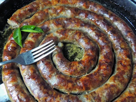 Biała kiełbasa z piekarnika – ten dodatek wynosi jej smak na wyższy poziom!