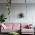 Różowa sofa