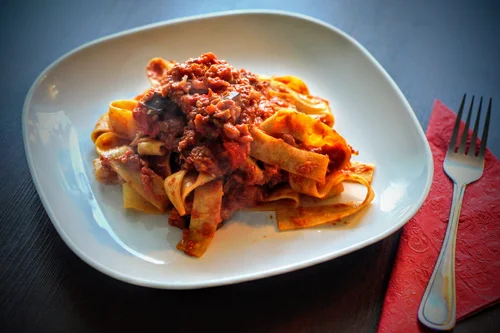 Ajvar - pikantna pasta warzywna z makaronem