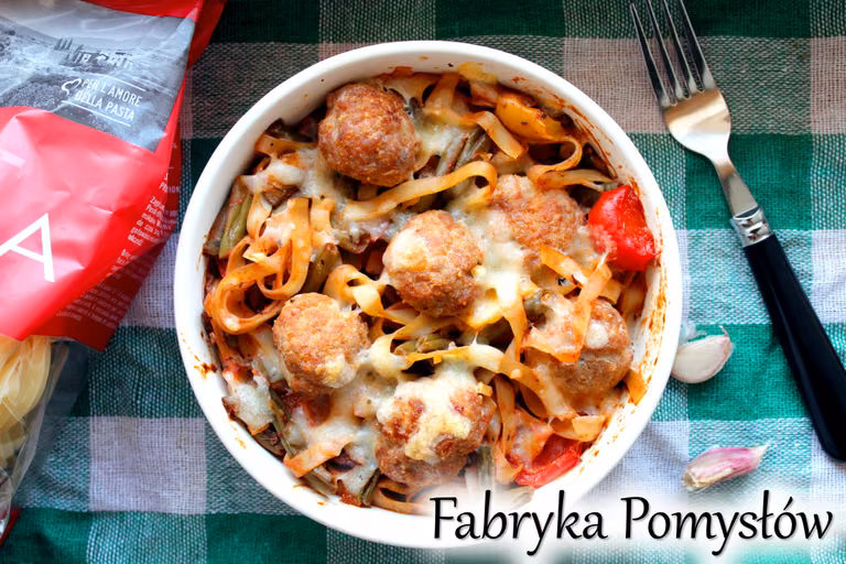 Tagliatelle zapiekane w sosie pomidorowym z warzywami i pulpecikami