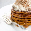 Dyniowe pancakes owsiane z sosem kasztanowym i bitą śmietaną