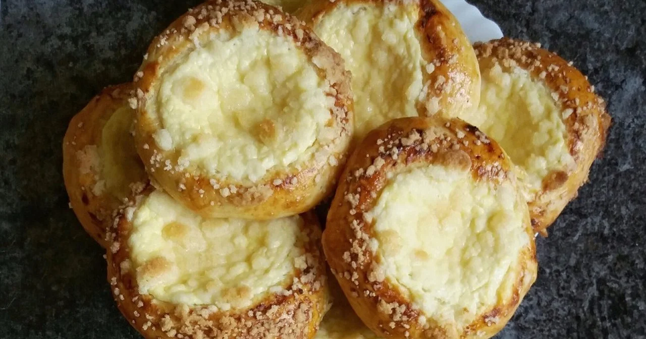 Watruszki - okrągłe drożdżowe bułki z serem