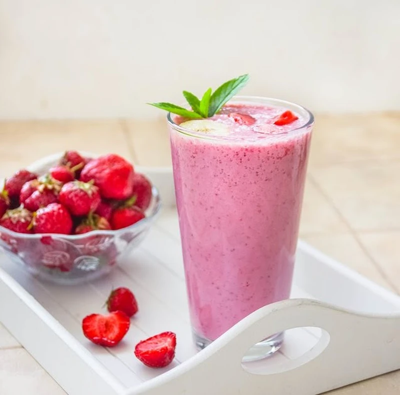 Milkshake z truskawkami i bananem