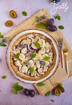 Krucha tarta ze śliwkami i kruszonką