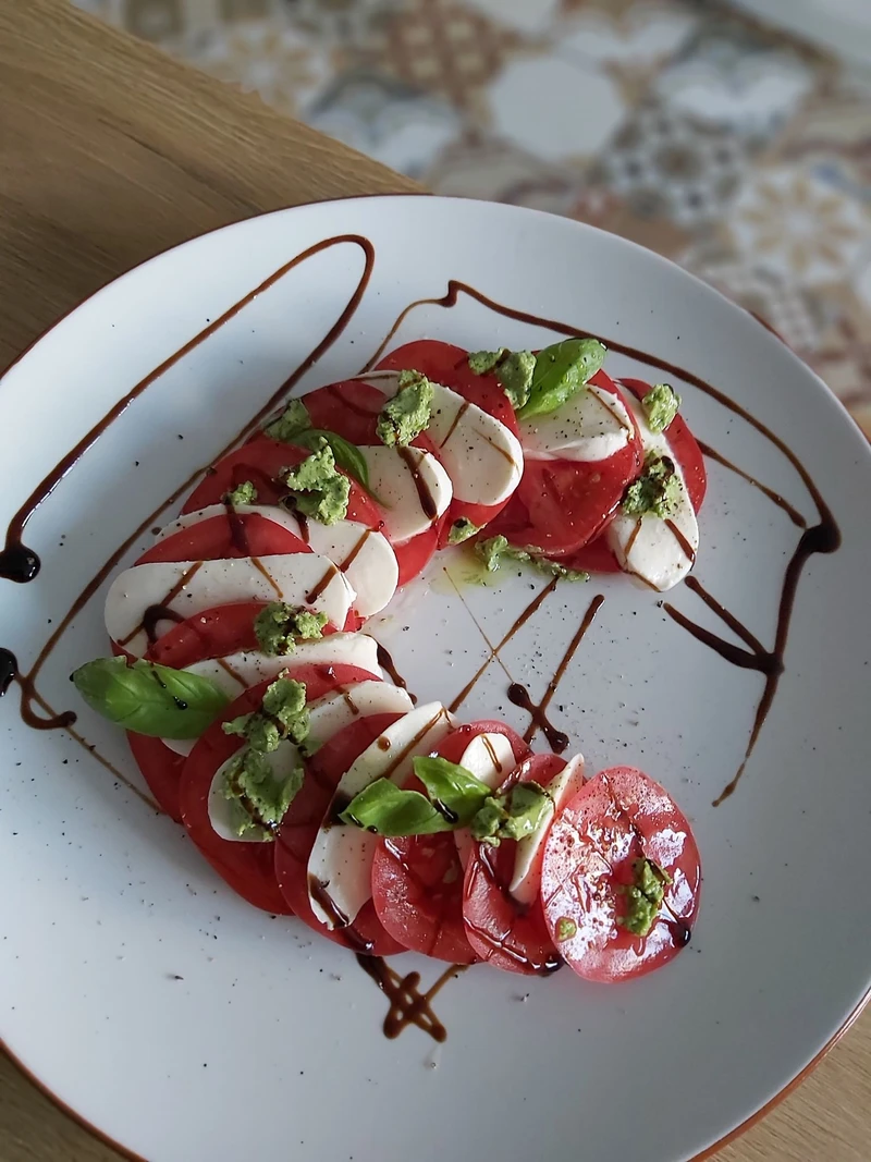 CAPRESE z pesto z liści rzodkiewki