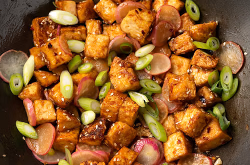 Smażę tofu w panierce na rozgrzanym oleju! To HIT dla fanów szybkich potraw z woka!