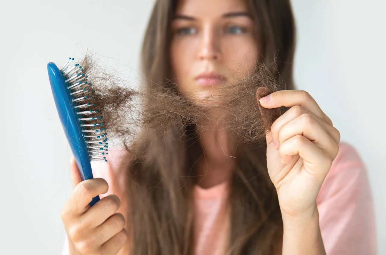 Wypadanie włosów po zimie - co naprawdę działa, a co jest mitem?