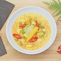 Azjatycka zupa z czerwoną pastą curry