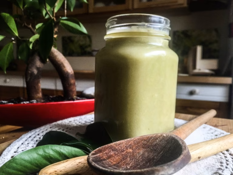 Wzmacniające i oczyszczające smoothie z selerem naciowym i imbirem
