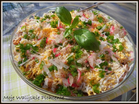 Warstwowa sałatka z kurczakiem