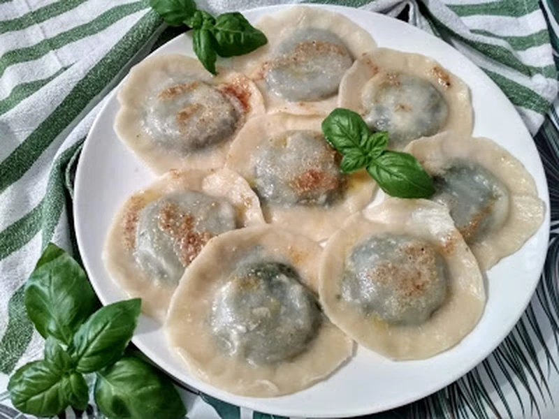 Pierogi ze szpinakiem i serem żółtym