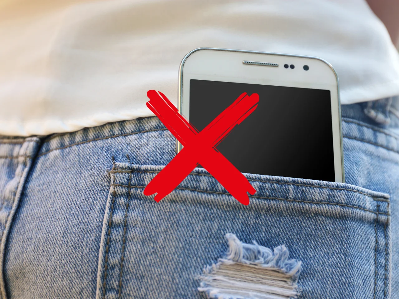 Dlaczego nie należy nosić telefonu w tylnej kieszeni spodni? Odpowiadamy!