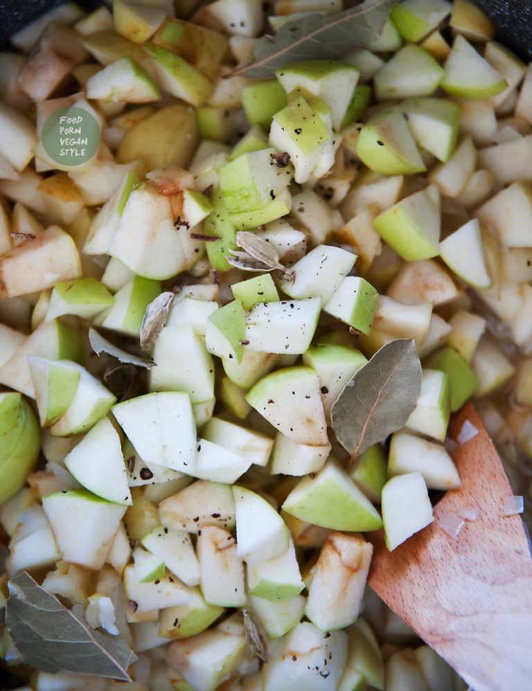 Słodki chutney z jabłek z kardamonem