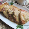 Pieczeń z szynki wieprzowej w gęstym sosie. Soczysta i aromatyczna.