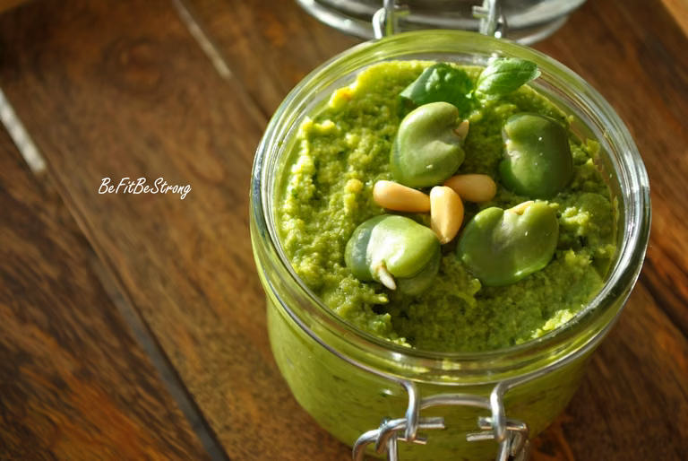 Pełne zdrowia pesto z bobu i bazylii