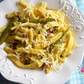 Makaron ze szparagami, suszonymi pomidorami i mozzarellą