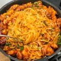 Kurczak po koreańsku z makaronem ryżowym