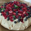 Pavlova – tort bezowy z mascarpone i owocami