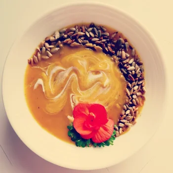 Zupa curry z imbirem i prażonym słonecznikiem