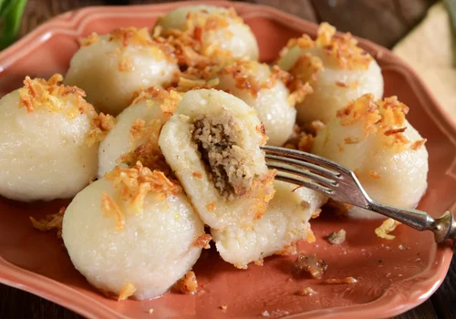 Nie wyrzucaj resztek ziemniaków! Połącz je z tym składnikiem i zrób domowe pyzy!