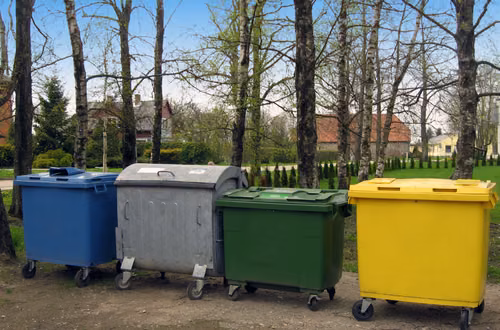 Nowe zasady segregacji odpadów! Czerwone i białe kosze na śmieci zalewają polskie miasta i zaskoczyły mieszkańców