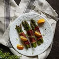 Zielone szparagi zapiekane z szynką parmeńską