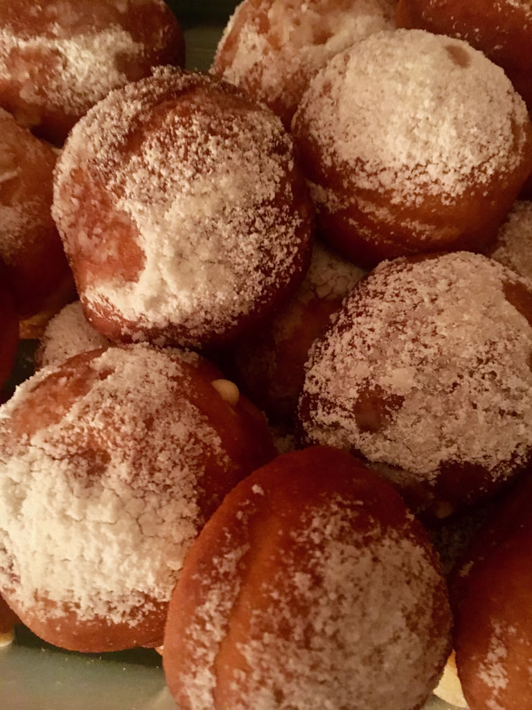 Bomboloni - małe pączki z Włoch z pysznym kremem