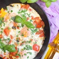 Śniadaniowa patelnia – Jajka sadzone na pieczarkach i pomidorach