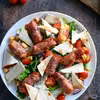 Sałatka z halloumi w szynce parmeńskiej oraz chipsami z tortilli