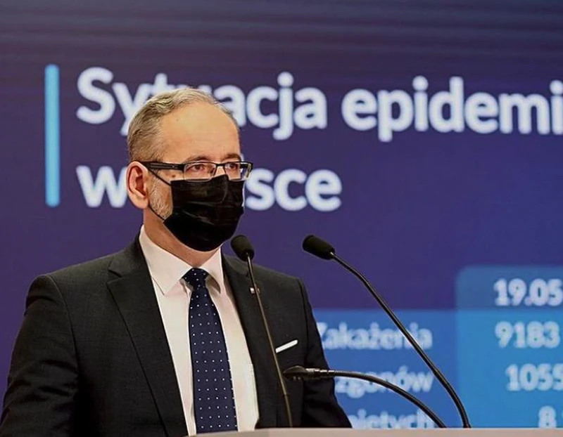 Czy maseczki zostaną z nami? Jak długo jeszcze musimy je nosić? Jest odpowiedź ministra zdrowia