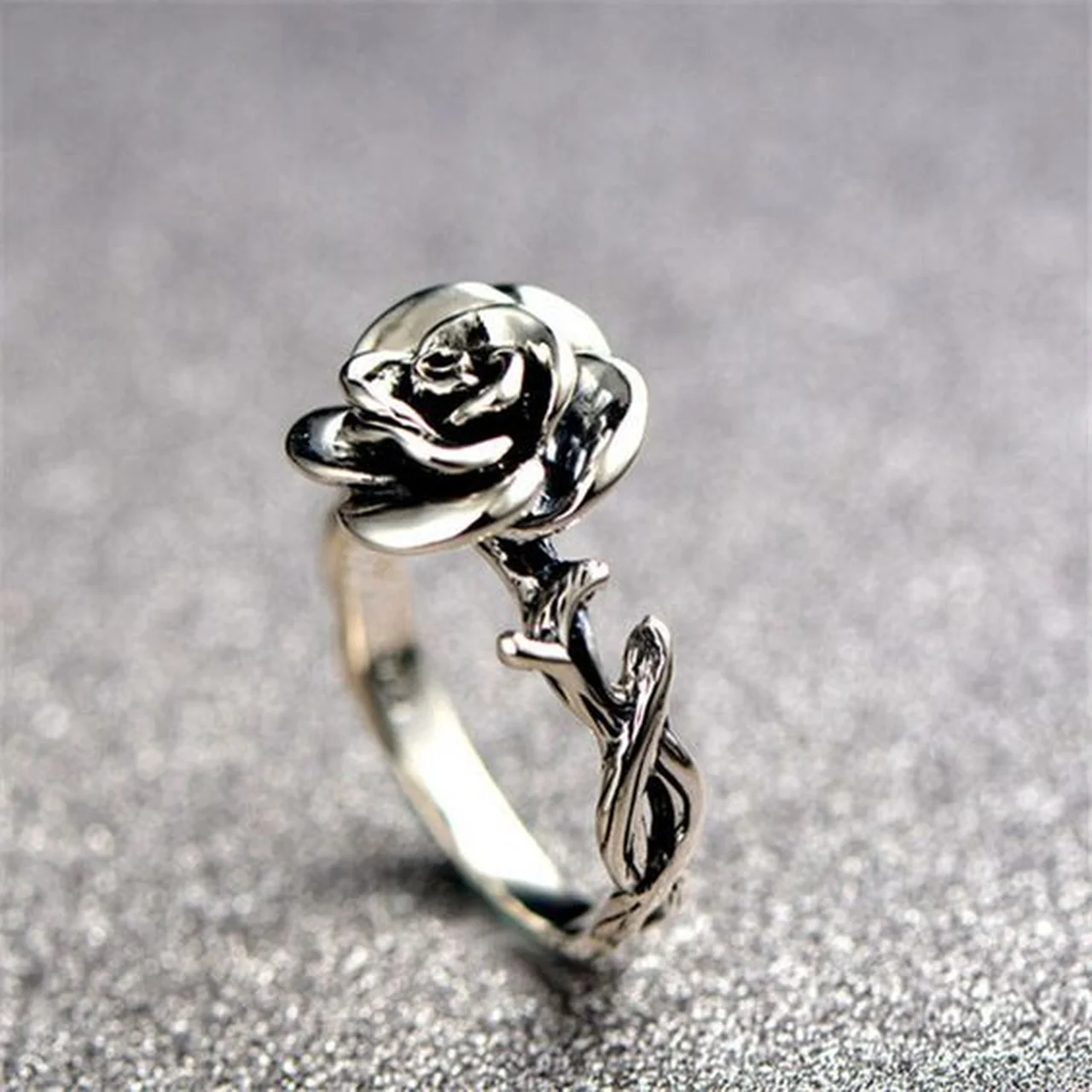 Srebrny pierścionek z różą