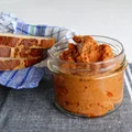 PASTA KANAPKOWA Z UDEK KURCZAKA I SUSZONYCH POMIDORÓW