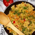 Makaron kokardki w lekkim sosie paprykowo-pieczarkowym
