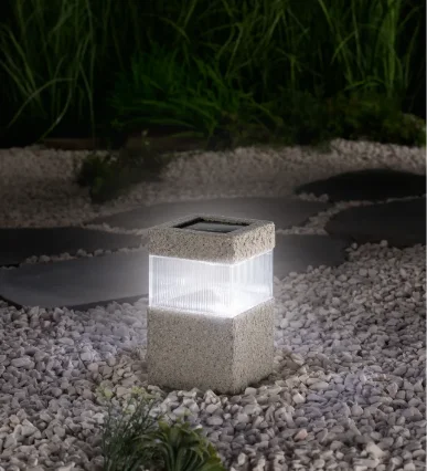 Zdjęcie Ta nowoczesna lampka solarna z Lidla to gorący hit! Za 24,99 zł i bez kabli stworzysz ogród lub balkon jak z Instagrama #3