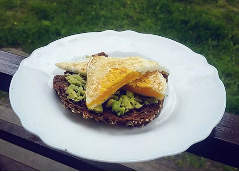 tost z awokado i jajem