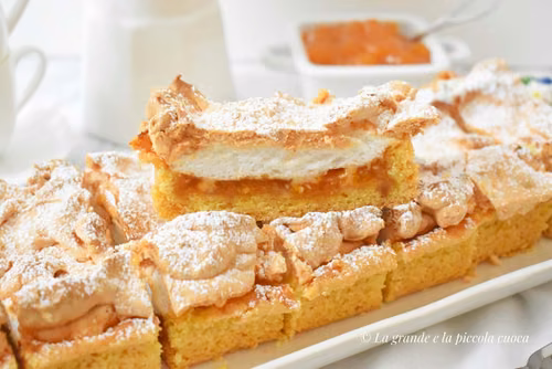 Krucha tarta z bezą i konfiturą morelową