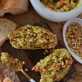 GUACAMOLE Z POMIDORAMI, PAPRYKĄ I PRAŻONYMI ORZESZKAMI PINI!