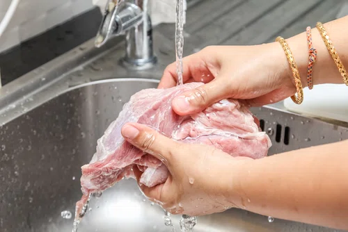 Dlaczego nie należy myć SUROWEGO MIĘSA pod bieżącą wodą?